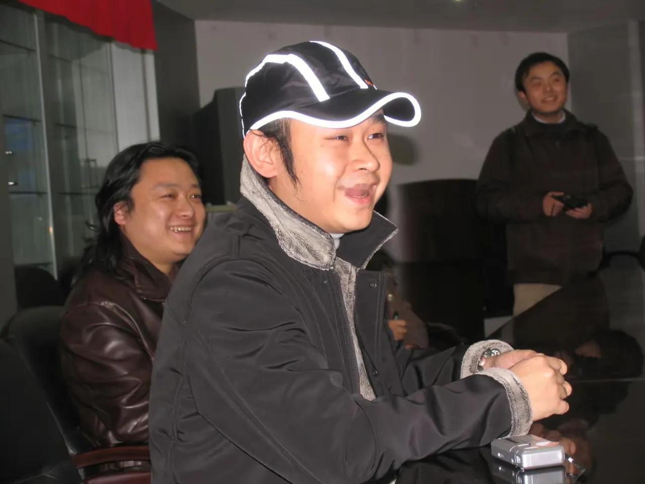 刀郎乌鲁木齐演唱会太火爆！十万张票提前三个月售空，很多外地歌迷专程赶来，场外还挤