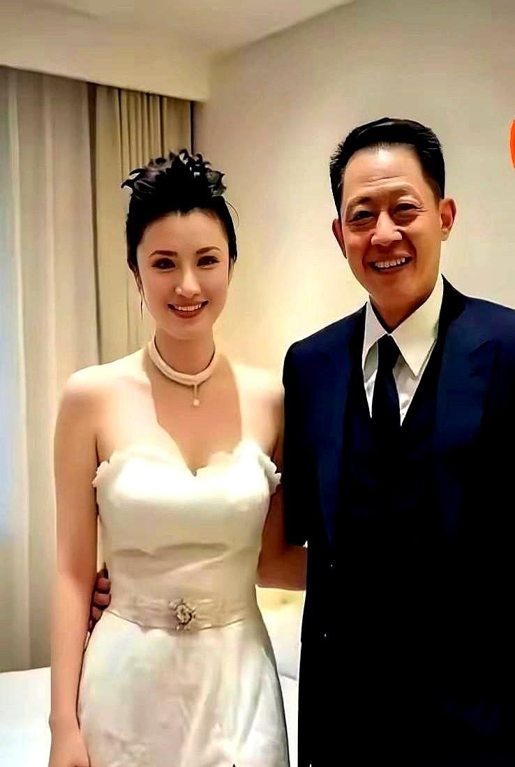 “我身家5亿，一年挣5000万。娶我，人和钱都是你的。”2008年，面对女富豪