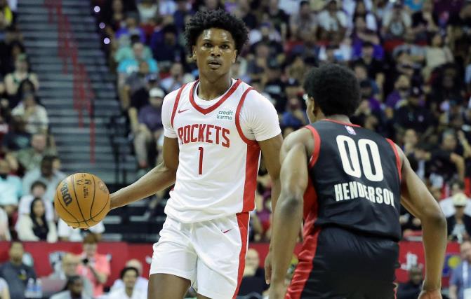 我们知道，阿门之前的最大短板就是三分投篮不行了。阿门・汤普森进入联盟两年时间里，