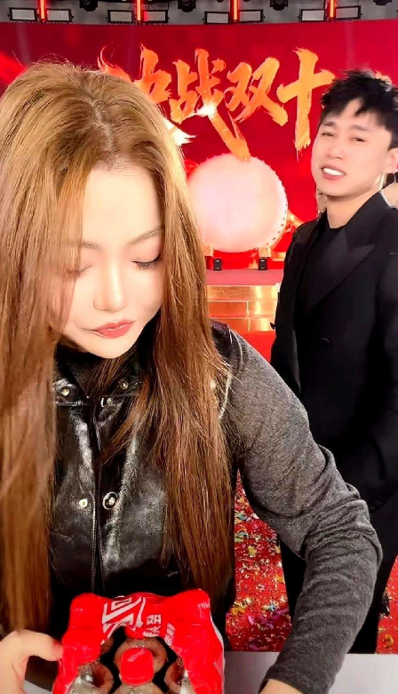 李佳琦不直播了，不是躺平，是真忙。他背后二百号人，天天在仓库里挑货、压价、盯