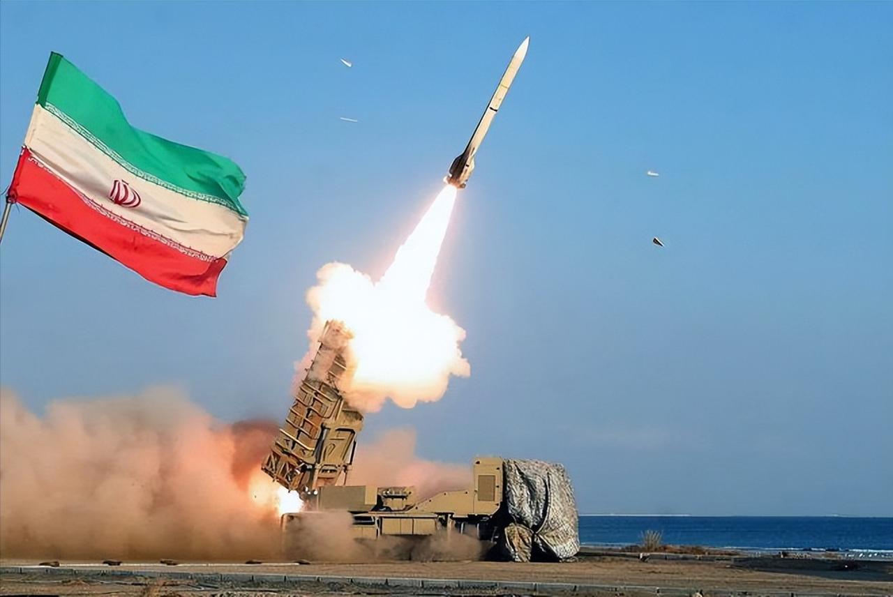 美军基地的弹药库发生了剧烈爆炸，人员进行紧急疏散，战机紧急撤离！根据革命卫队发