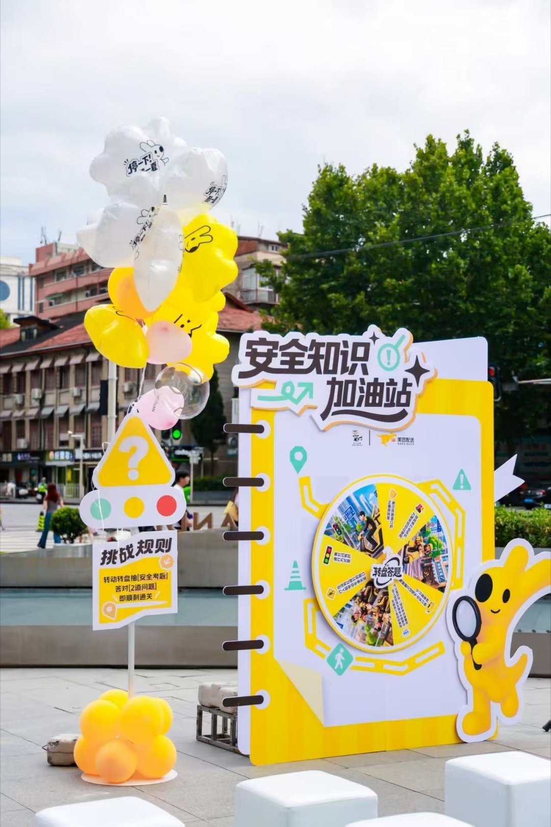 武汉七夕街头骑手成暖心守护者美团骑手安全停一下酷一夏2026美团不闯红灯安全同行