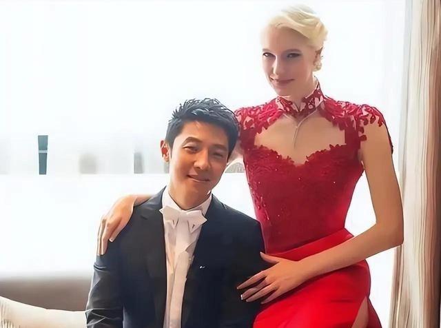 一次，撒贝宁回到家，看到龙凤胎孩子正在地上吃他的拖鞋，老婆李白就在一旁看着，并没