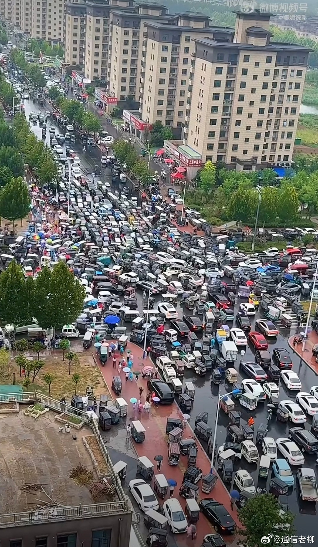 这种堵车情况，交警来了也头疼吧？​​​