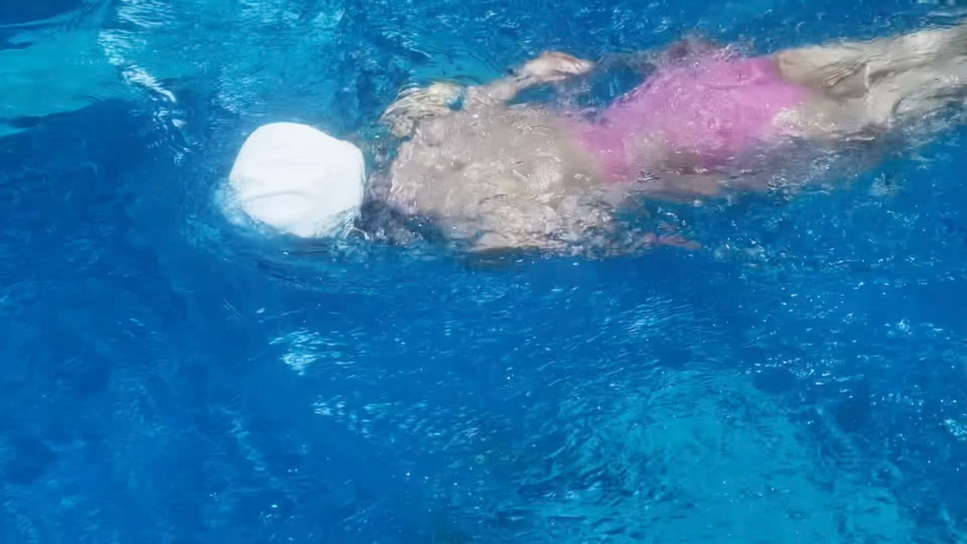 陈都灵嘟家“偷偷拍”之努力工作也努力运动的老板嘟🏊♀️🫧