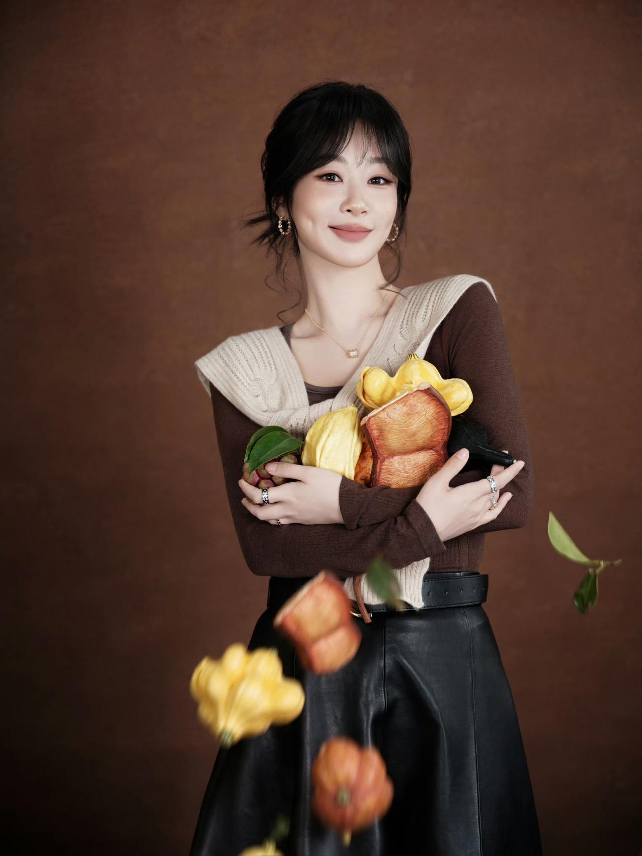 杨紫这组照片真美啊，有油画少女般的娴静温柔质感，适合做屏保～杨紫