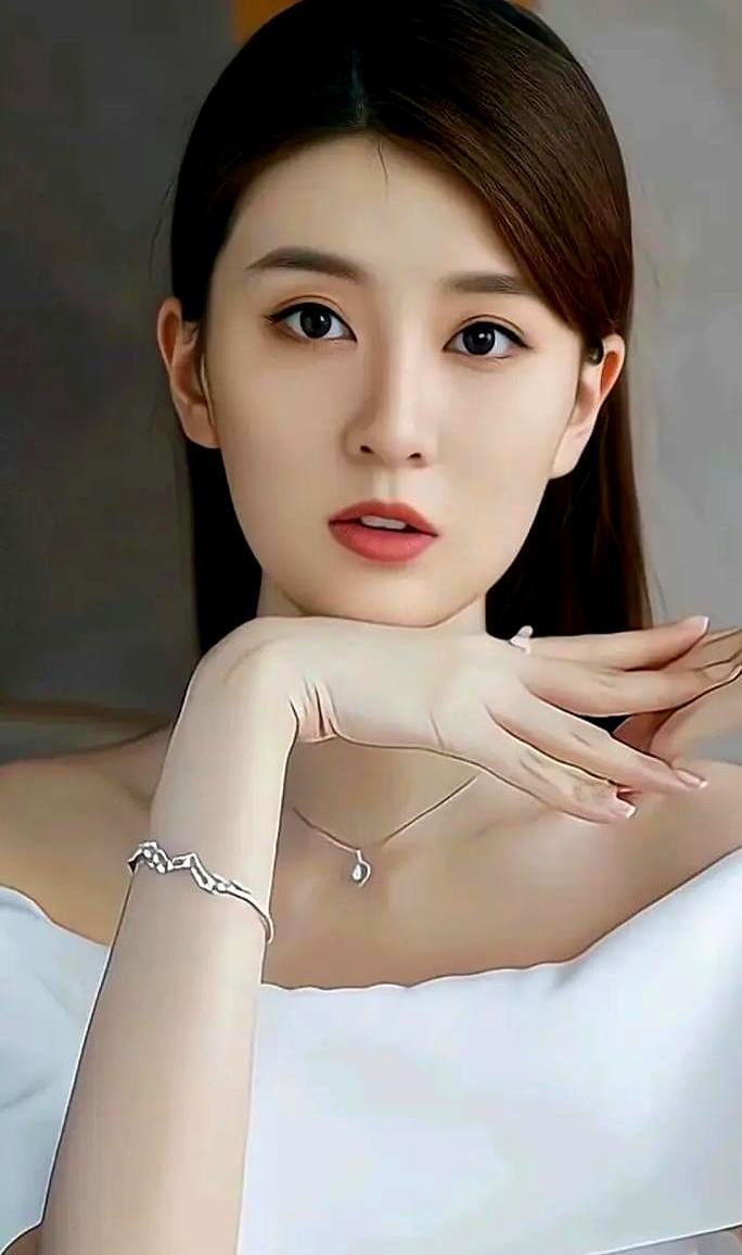 谁说二婚嫁入豪门的女人只能在家里忍气吞声当个透明人？看看乔欣她亲妈，硬是凭一己
