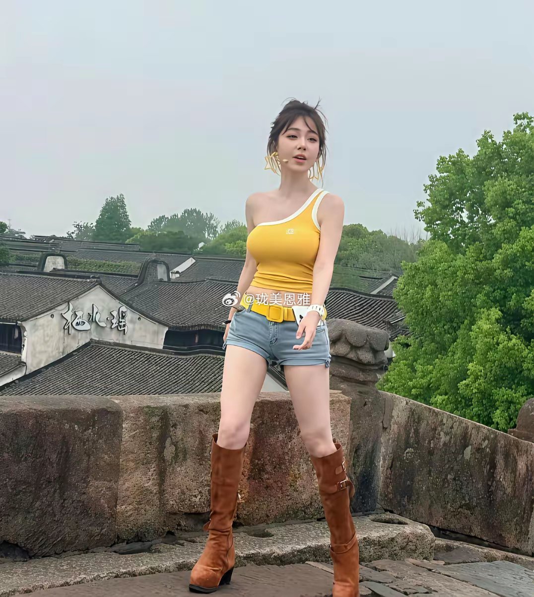 大网红冯提莫今年应该有35岁了，还在坚持户外直播！