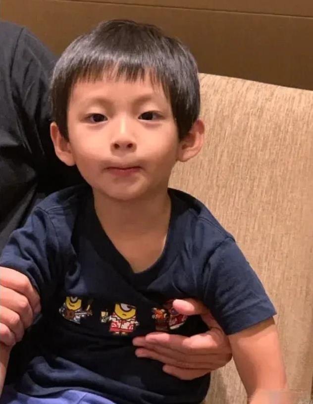 玥儿姐弟有福了。汪小菲将带他们去内蒙参加麻六记的开业典礼。让孩子参观学习自家