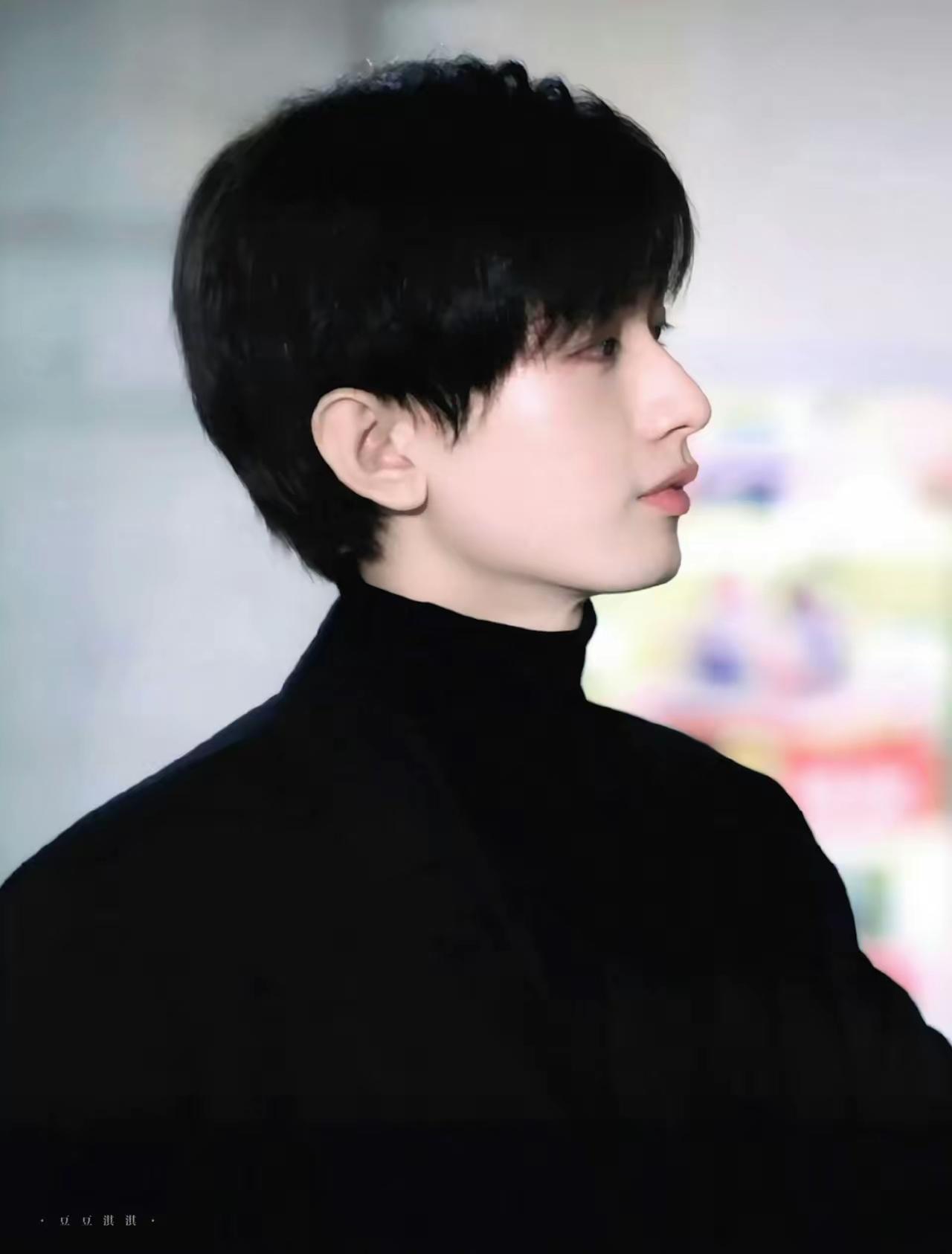 黑粉们说成毅现代装丑看到没有丑了吗？哪里丑了啊？别吃不到葡萄说葡萄酸好吧[