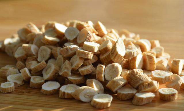 老中医提示：黄芪千万不能单用，不然就爱上火，给你讲透彻，1招解决 很多人都把