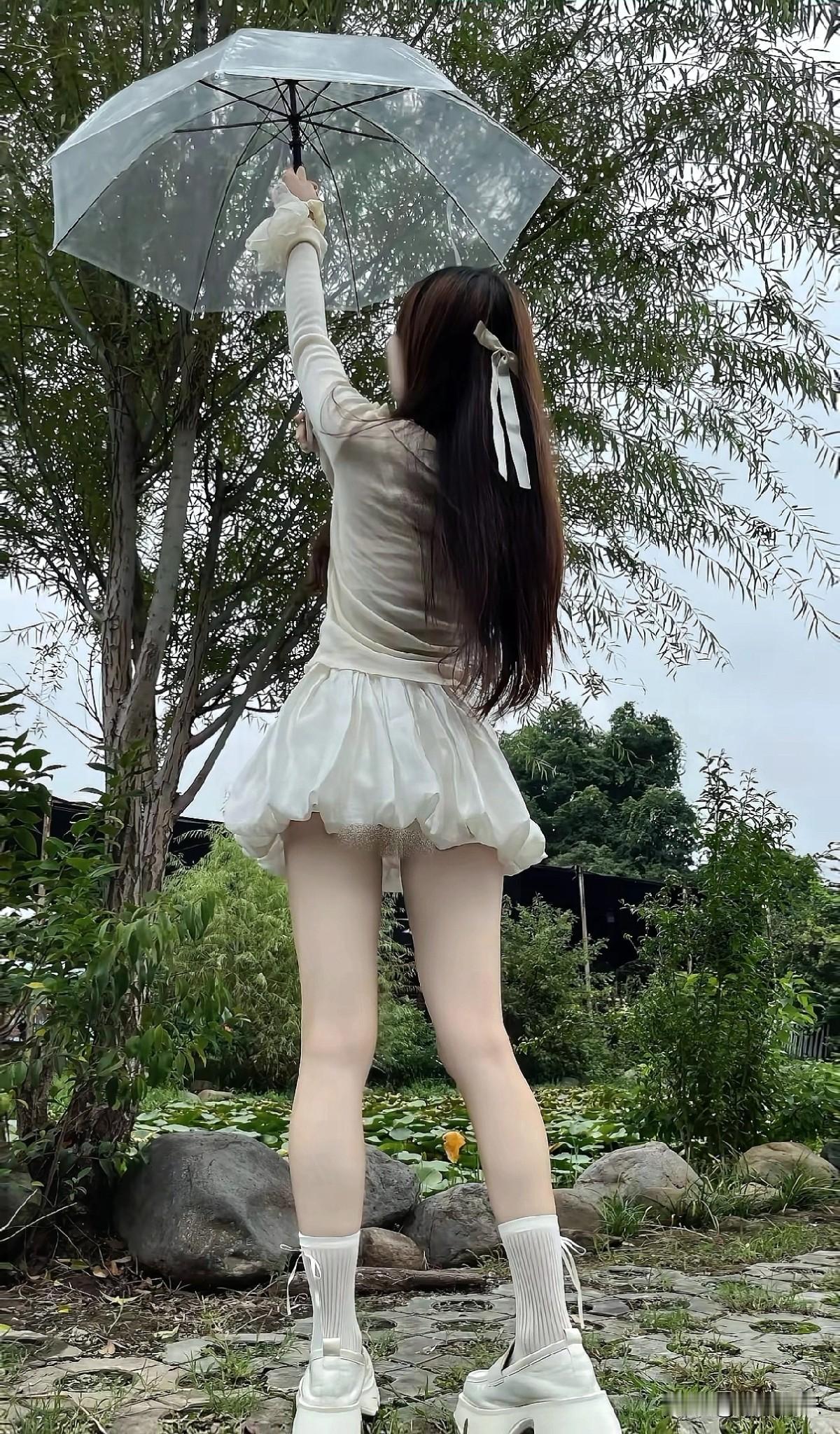 雨中漫步，白色裙摆随风飘扬，伞下少女如梦如幻。所见随拍记录美好今日分享随手拍照片