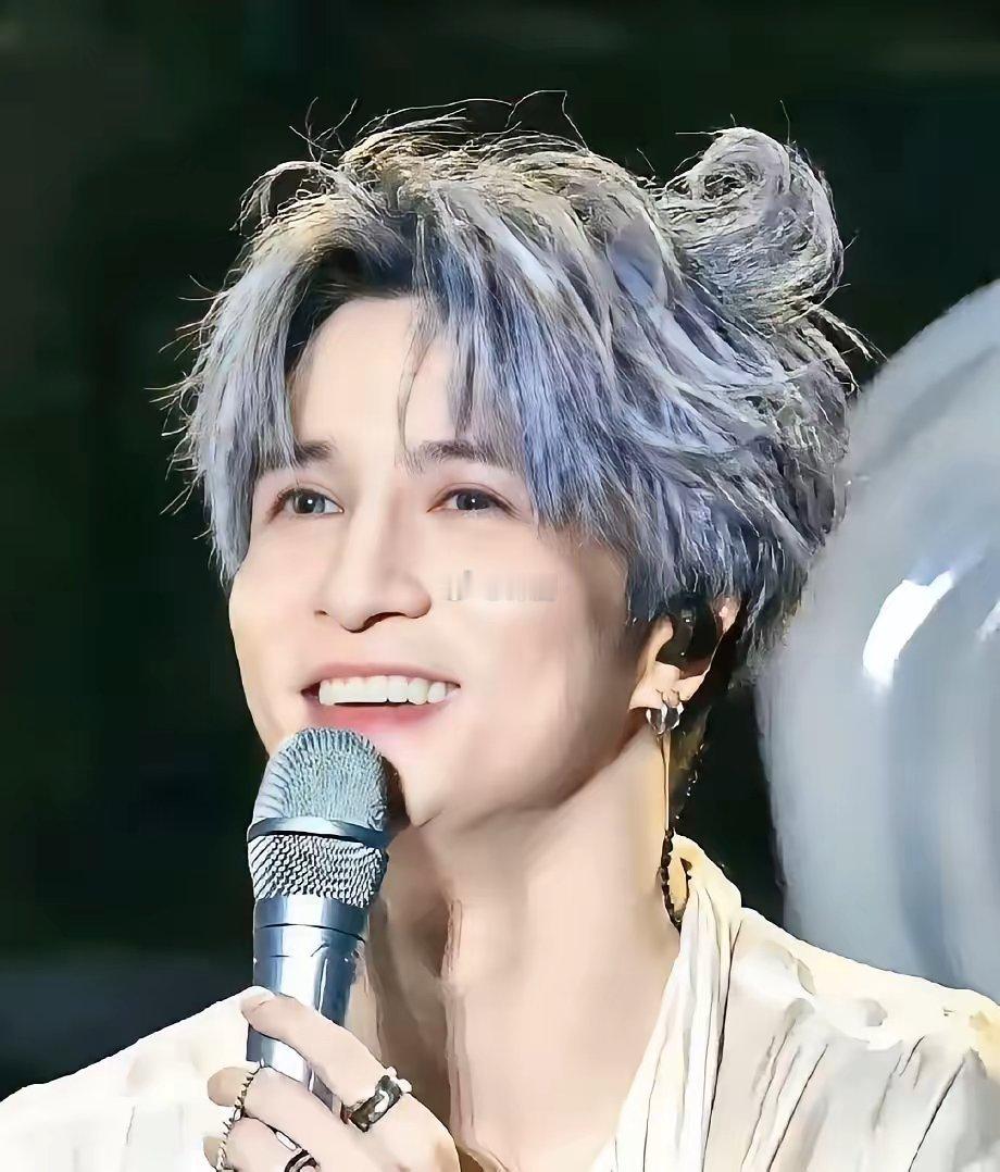 薛之谦出不出名我不评价，但我敢确定一件事：他人品是真不错！之前在《嗨！唱起来》，