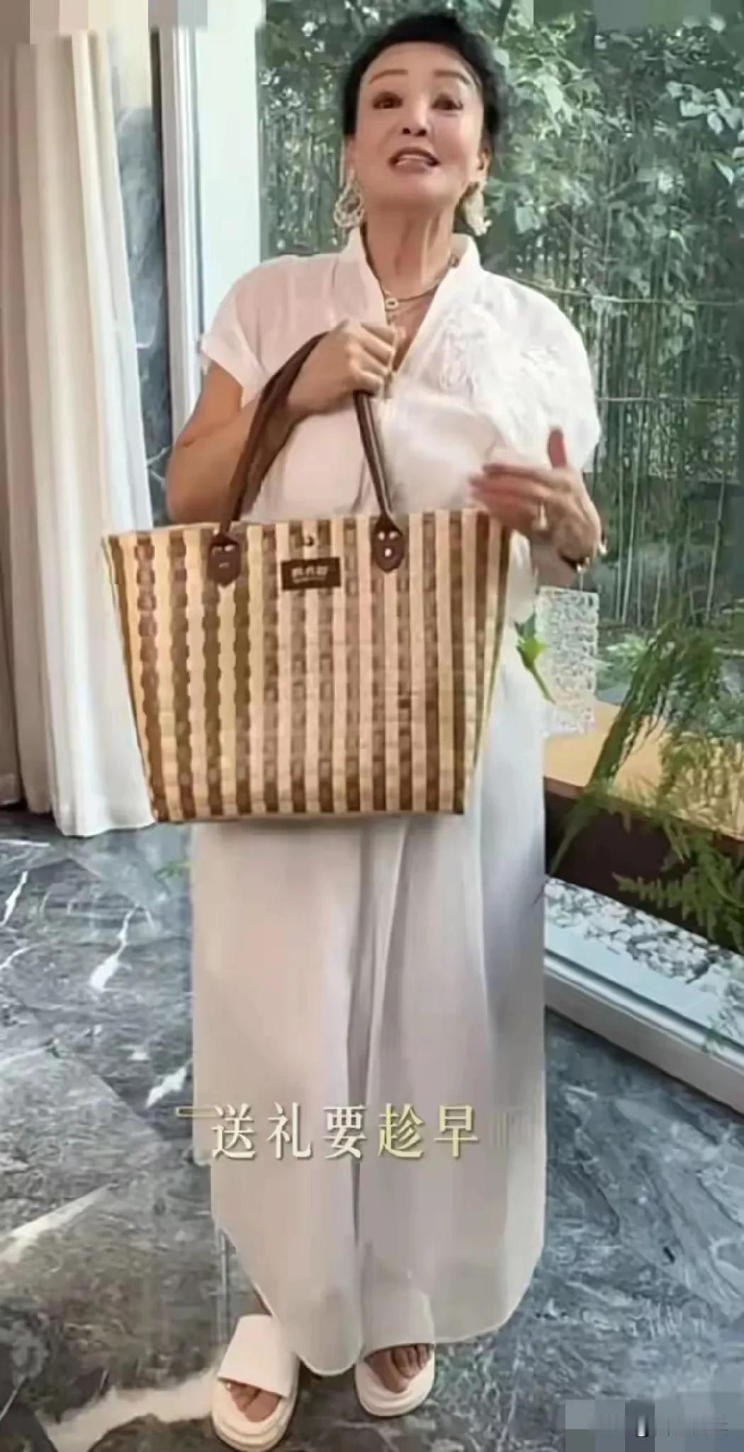 湛兰真是拼酸辣粉的风头过了她立马又出来了拿着麻溜记的月饼开始了说什么