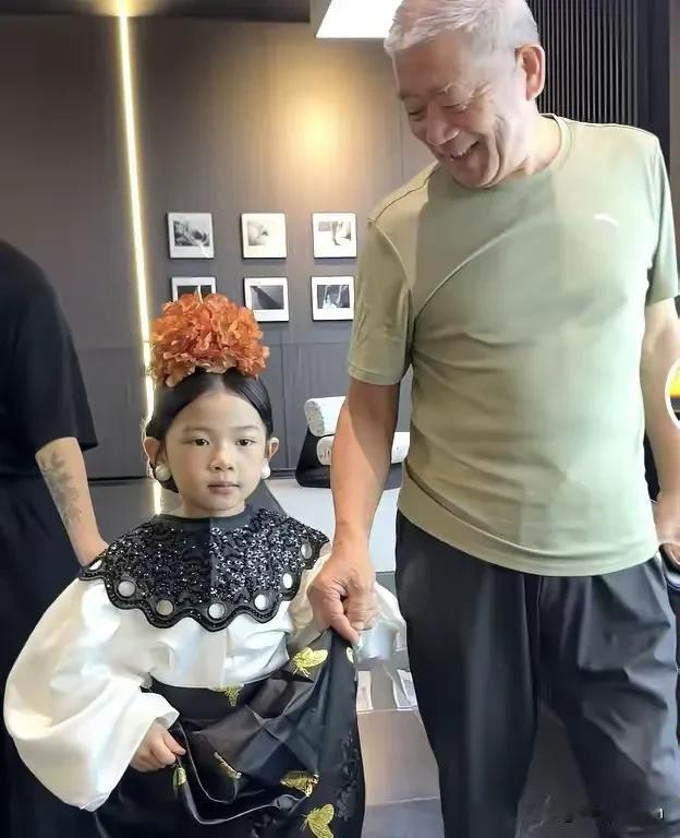 这穿搭，一看就是老年人给打扮的！天赐你才6岁，感觉像60岁的人P了图的一样啊。