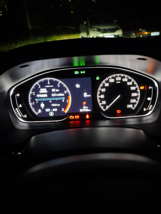 今天油耗可以全程高速750公里，还有两格油，油灯没亮，表显油耗6.0