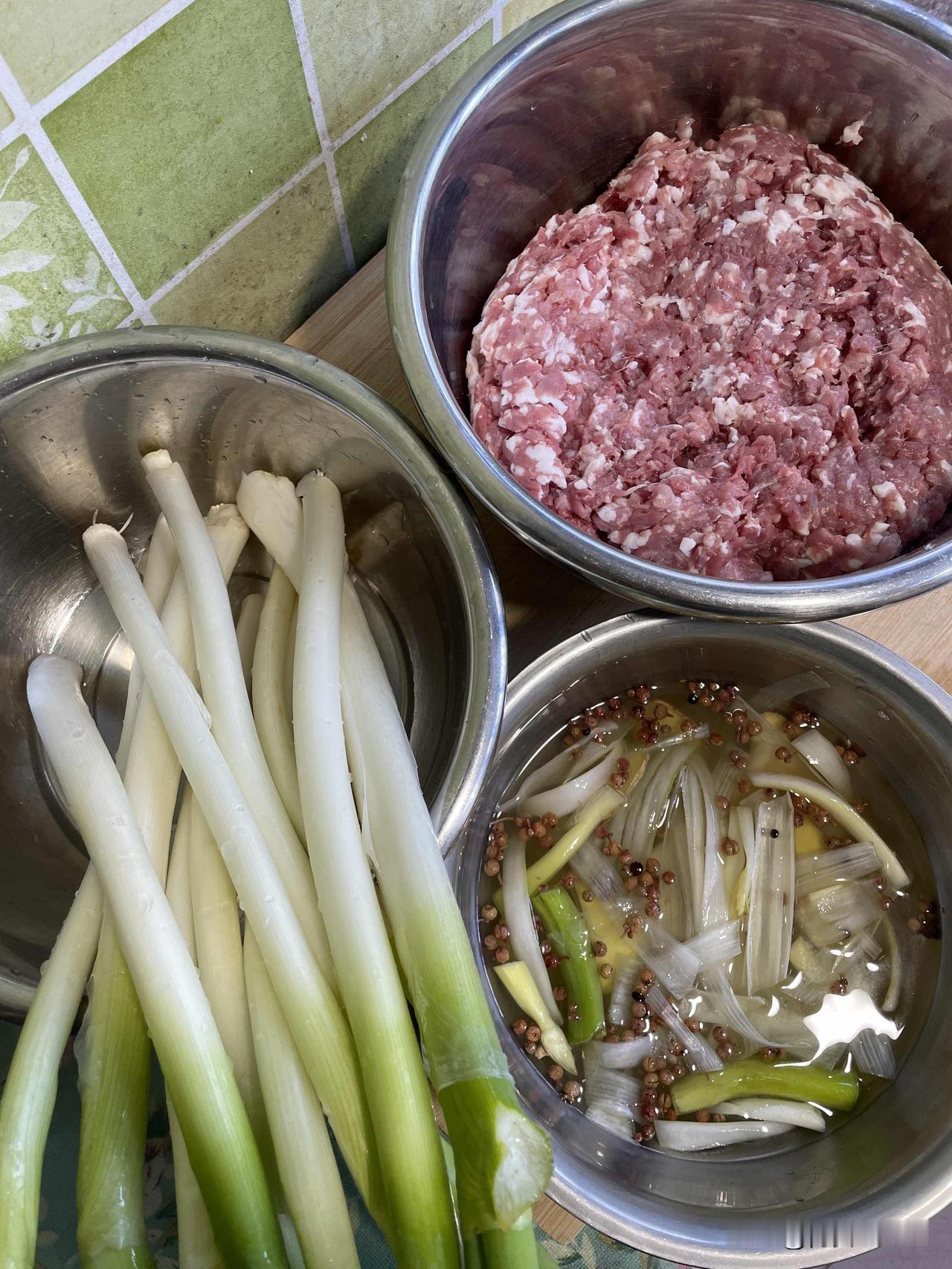 又是周六不得闲的节奏，高三继续上课，索性包些猪肉大葱包子给孩子们吃，总结经验鲜的