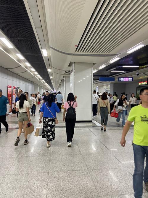 在武汉坐地铁挺有意思：列车到了华中科技大学，站牌上大大方方写着“华科大站”。可到