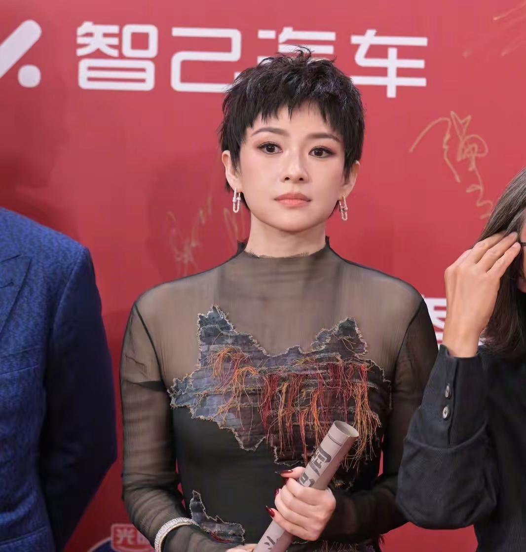 我要是章子怡今晚都要睡不着觉了不是因为担心票房，也不是因为离婚，而是红毯一姐