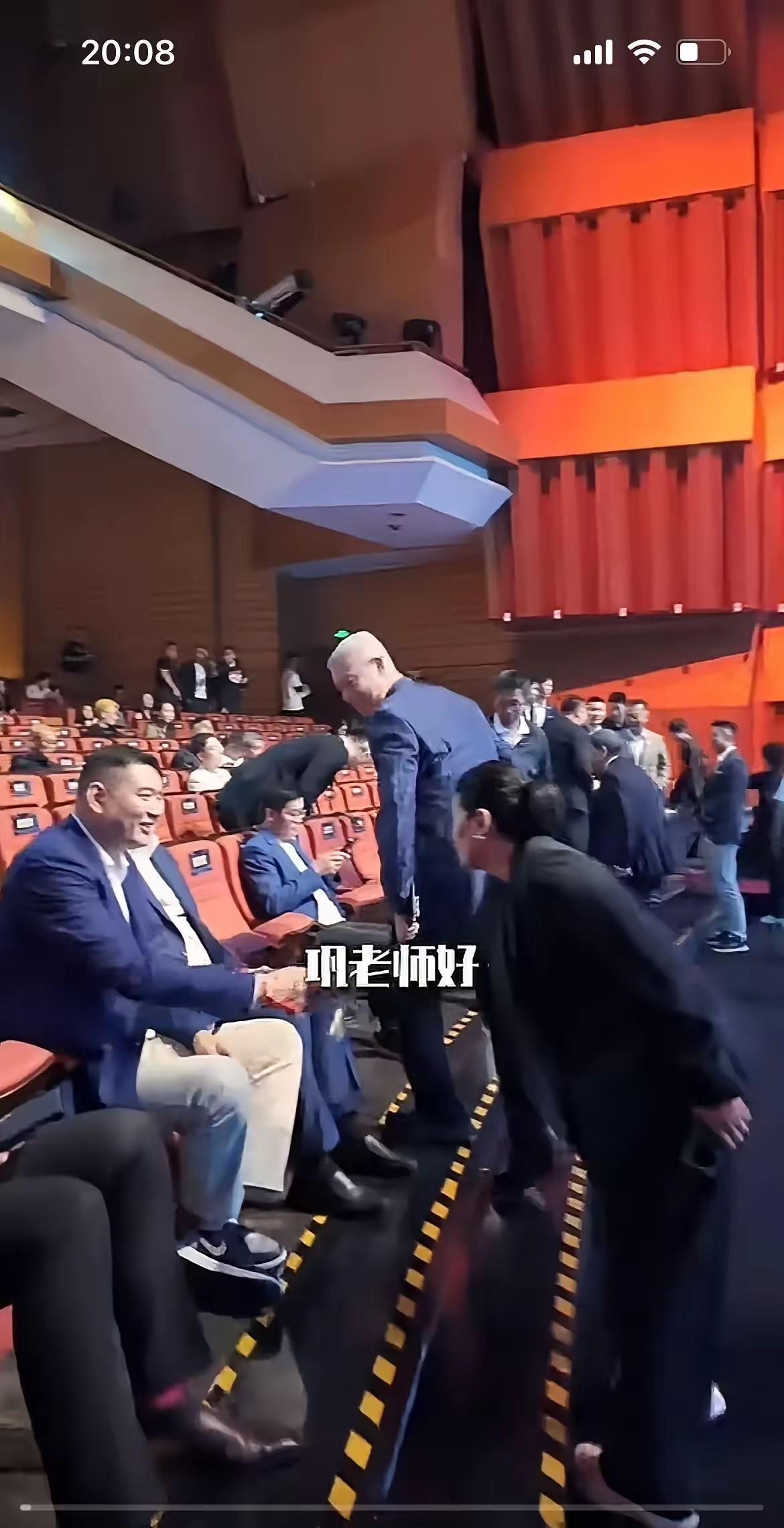 逍遥王--巩晓彬笑而不语，反而李昕更加自如主动上前握手，显然巩晓彬心里有种愧对的