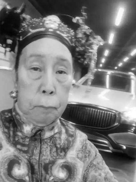 1900年，慈禧狼狈逃窜至山西首富乔家，临行时，慈禧让乔家借她10万两，乔