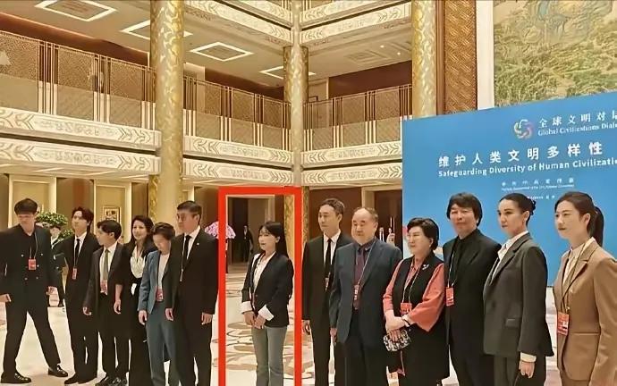 所以，李子柒和张译，到底谁才是不懂人情世故的那个？合照环节，往往是最能体现一