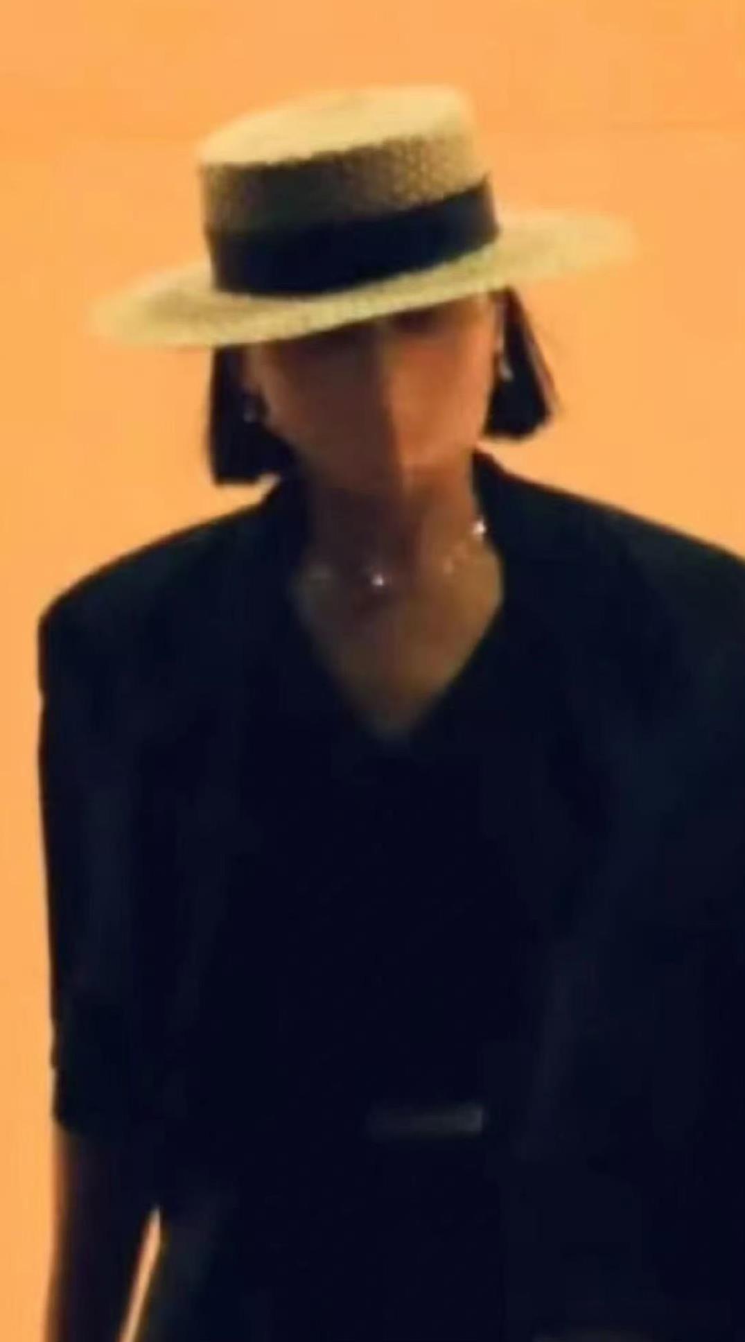 吴磊妈妈这气场也太吓人了！一身全黑穿搭超酷，短发加V领，虽然没拍到正脸，但走路那