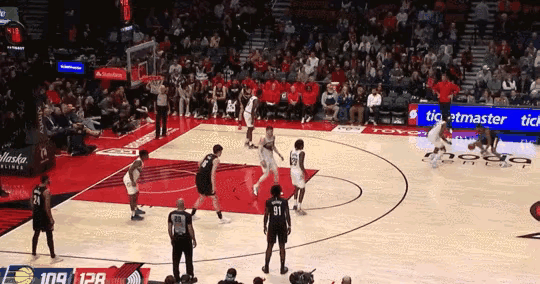 威斯利助攻，杨瀚森暴扣。这球估计会上今日五佳球，亮点在于威斯利晃倒防守球员。