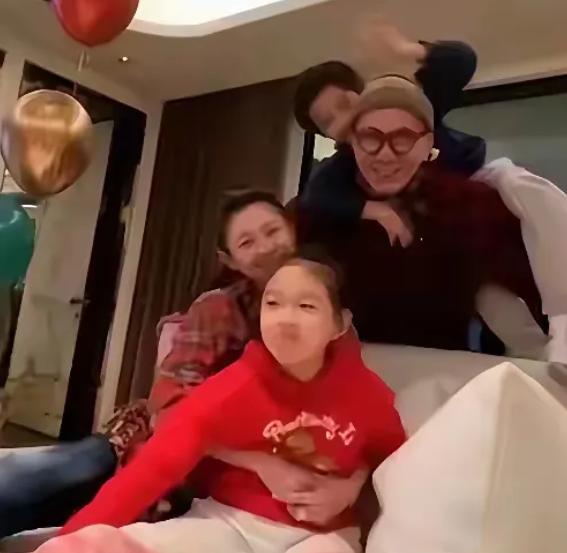 .大S发这张照片的行为是很恶劣的，也就这时候开始，大家不仅对大S的恶评越来越多，
