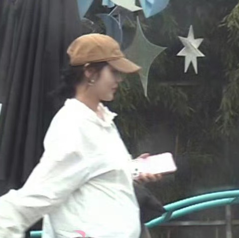 家人们谁懂啊，最近刷到狗仔拍的张佳宁路透，我整个人都愣了一下——这姐平时低调到除了新剧宣传几乎搜不到