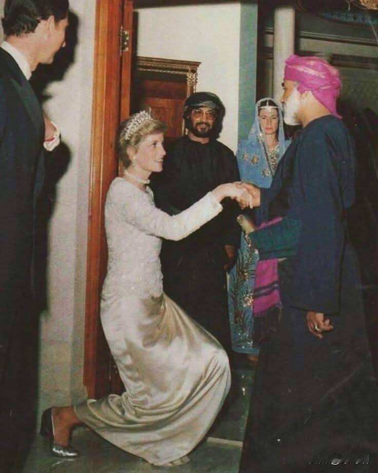 戴安娜王妃与阿曼苏丹卡布斯这张摄于1986年的珍贵皇室照片显示，威尔士王妃