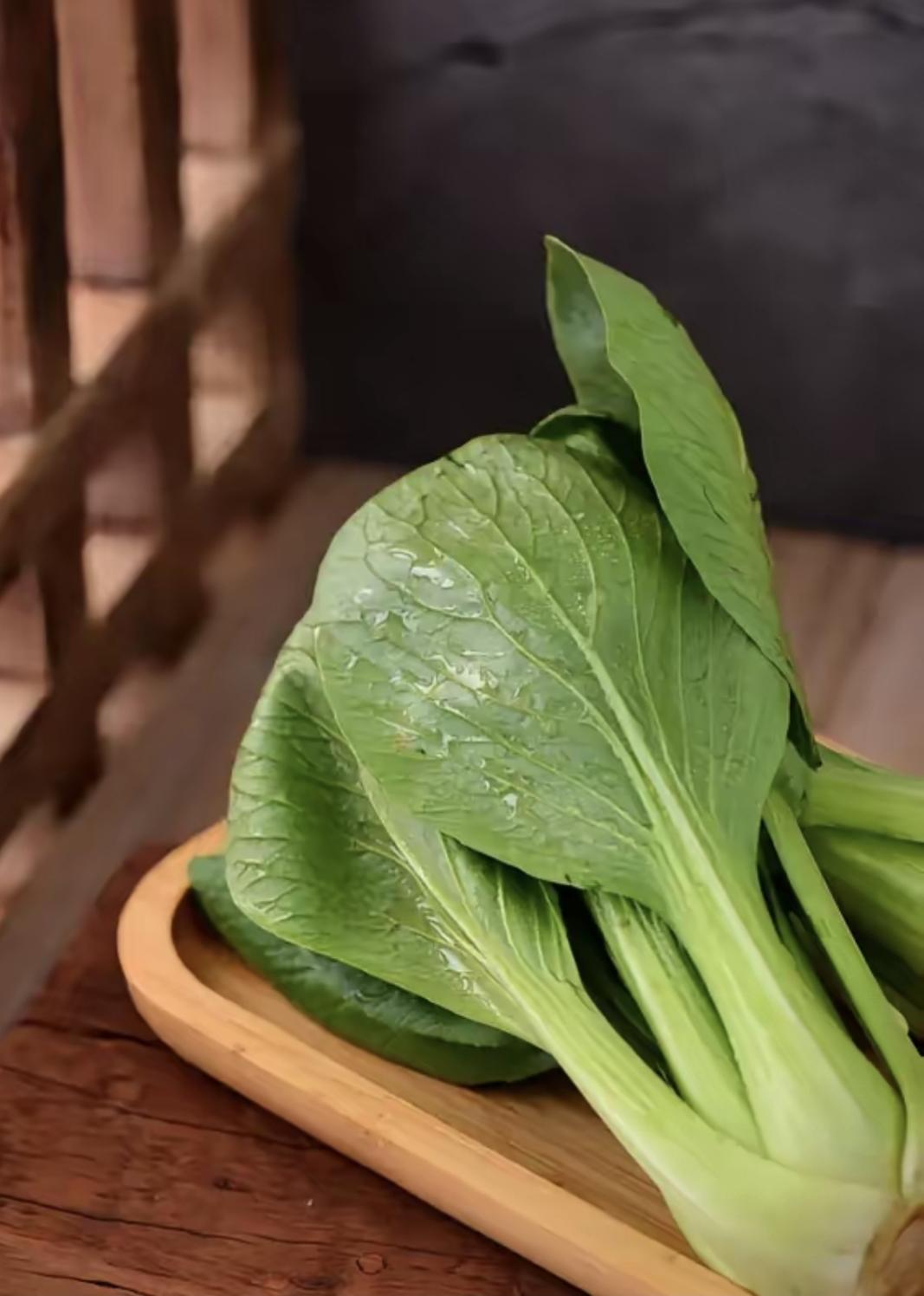 我大年初三去买了趟菜，青菜从早上八块一斤涨到下午十五块，就五分钟的事。问摊主，人