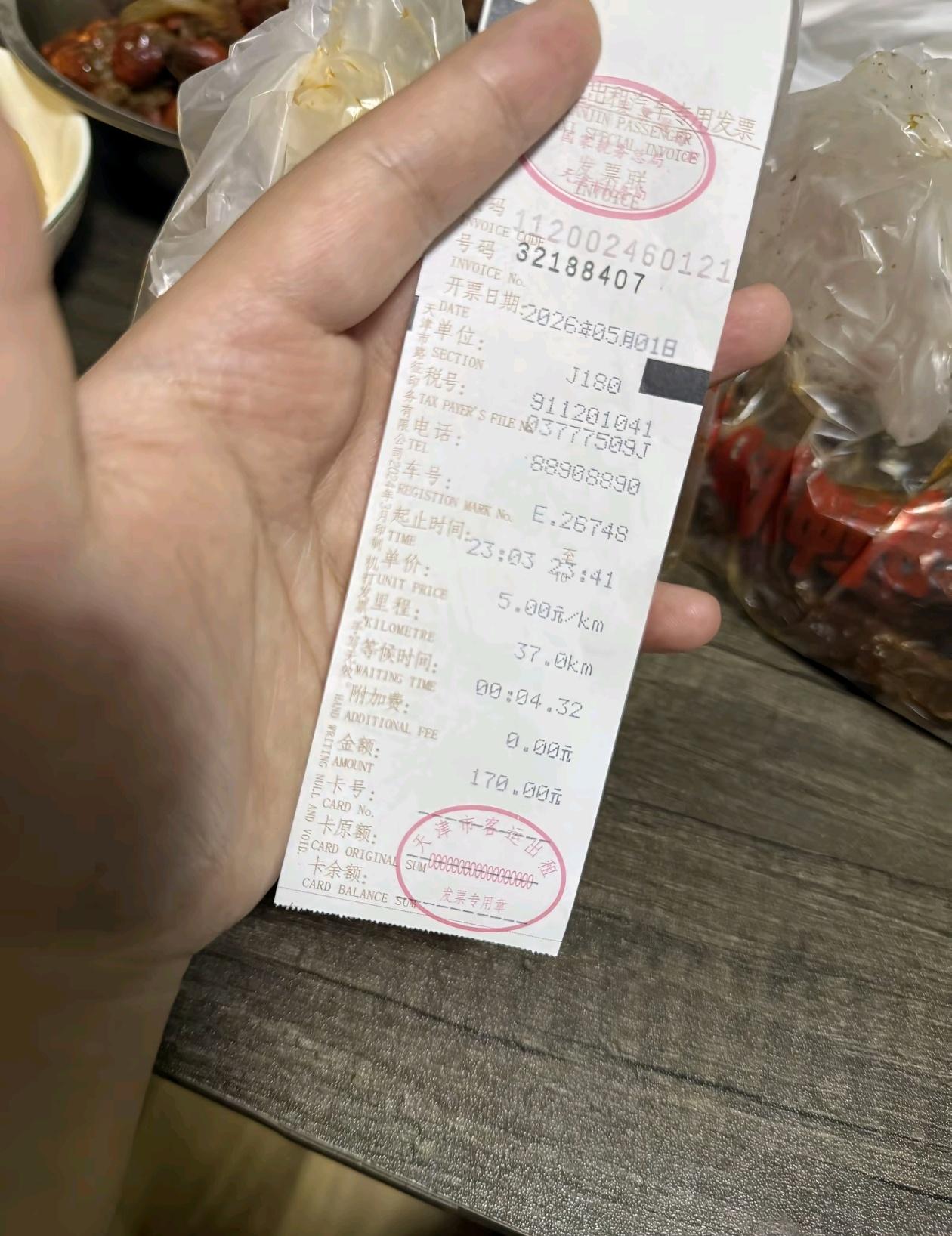 为什么现在的年轻人宁愿在火车站、高铁站门口站着拿手机叫网约车，也不理在他们面前排