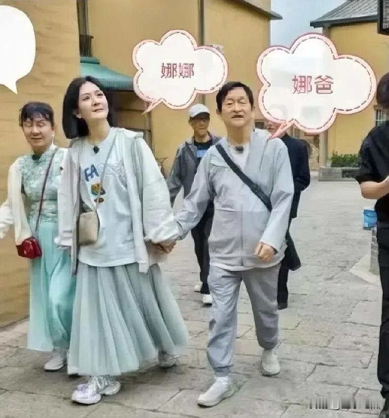 谢娜与爸爸在一起表演节目让人看了就很暖心。她的穿搭就像邻家女孩一样，宽松白T、浅