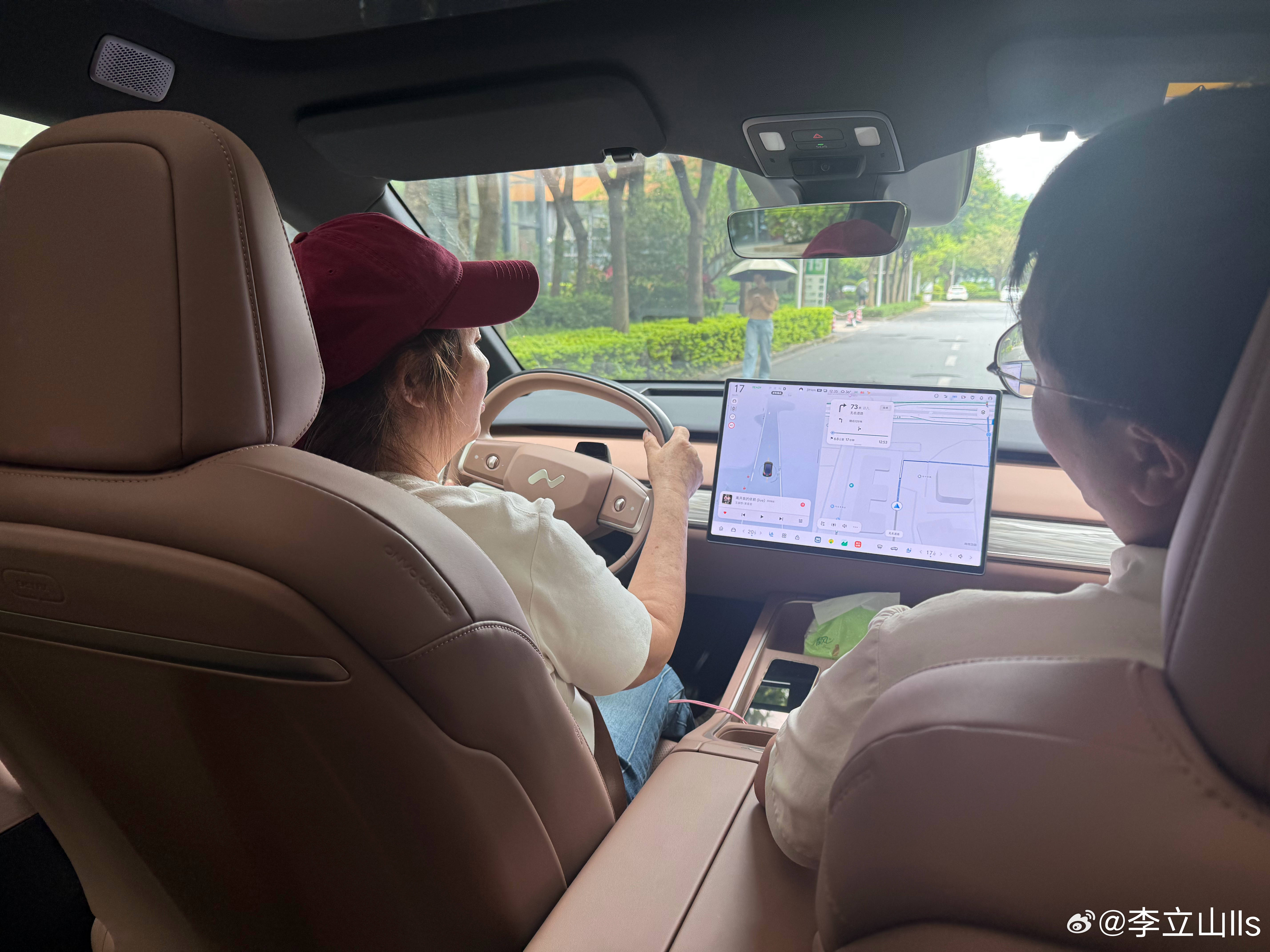 带阿妈去试车！