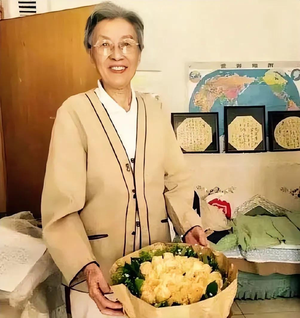 晚年的谢静宜在家中的一张留影，头发花白，衣着朴素，笑容慈祥，91年丈夫病逝之后，