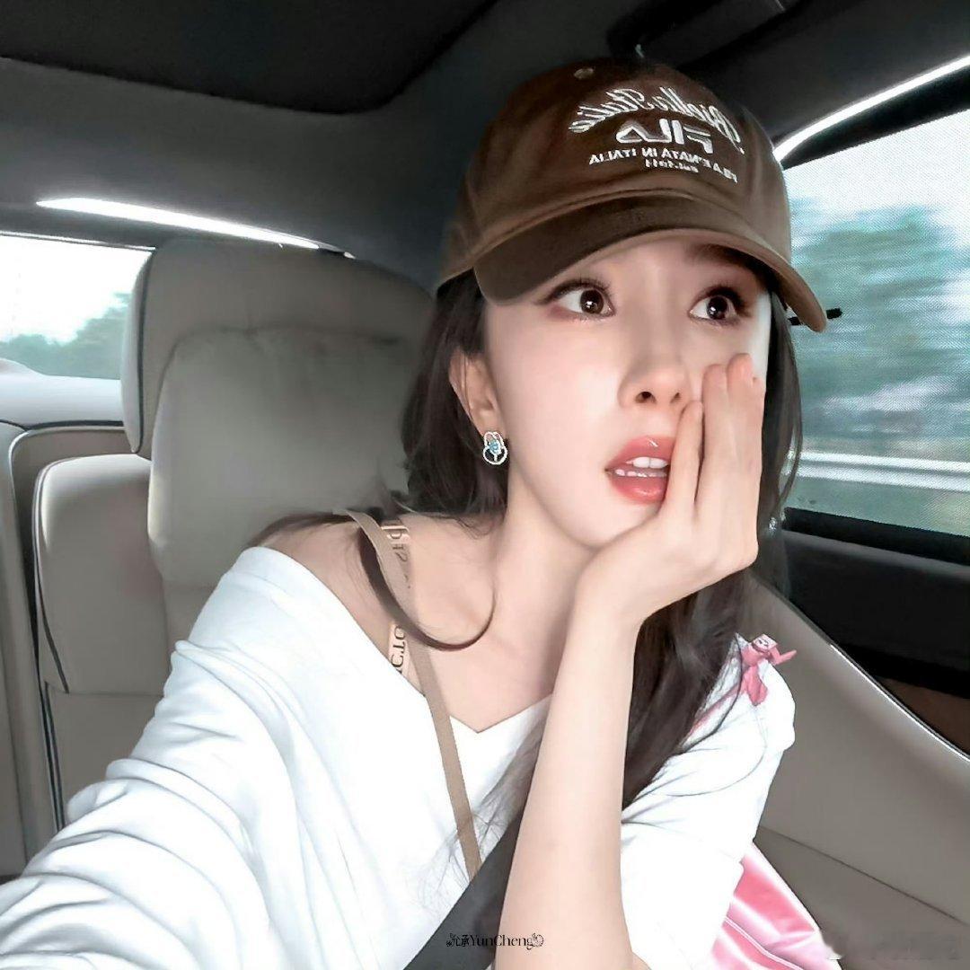 内娱明星眼里的杨幂内娱同行眼中的杨幂，专业通透又温柔仗义，拍戏敬业悟性极强，情商