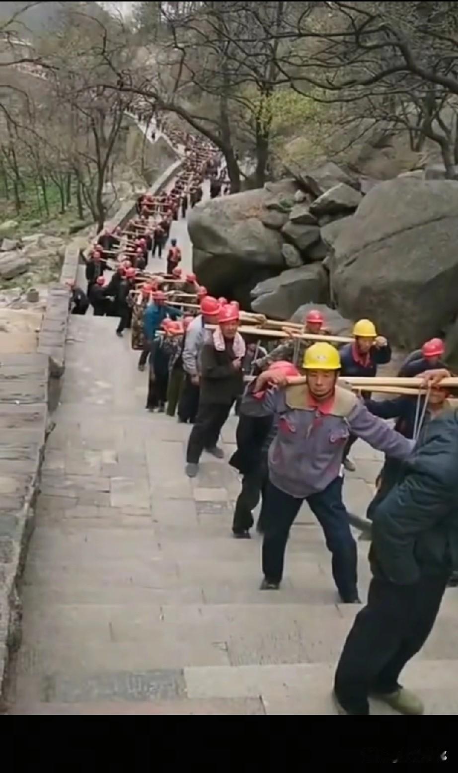 这是景区电缆上山的施工现场，挺震撼吧！别怪景区收费贵了，在高山上搞建设真不容易，