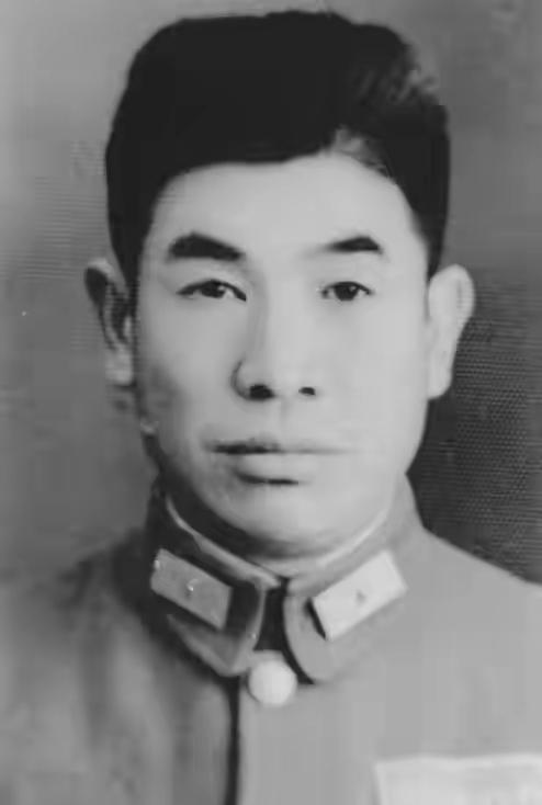他在1948年淮海战役中的陈官庄，因重伤被俘，送入解放军后方医院，他是淮海战役里