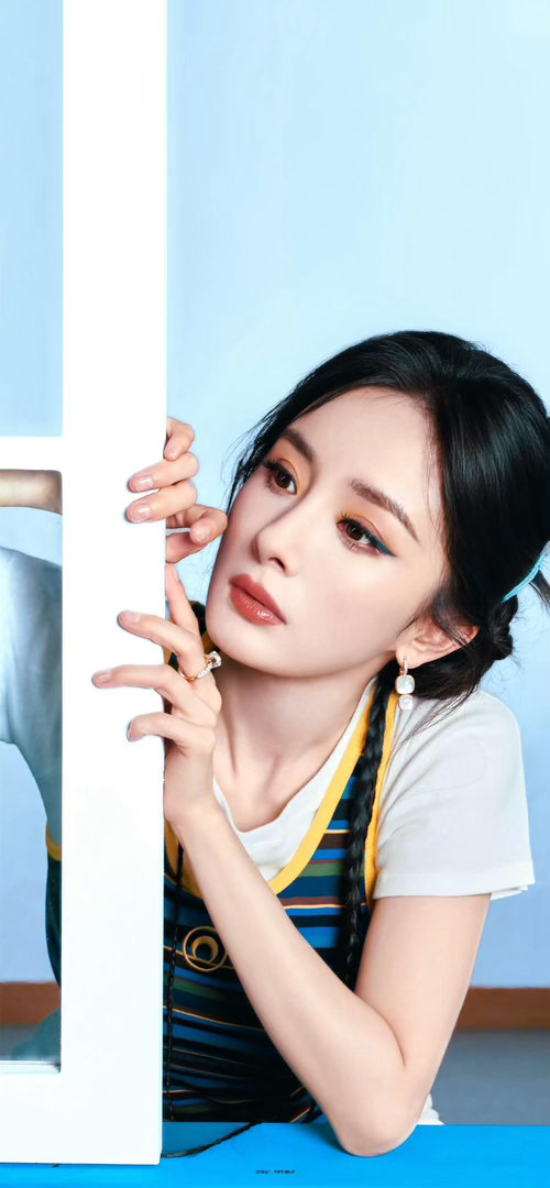 杨幂不愧是顶流女明星女明星具象化是什么样子？就是杨幂穿黑裙盘发走出来的样子。不