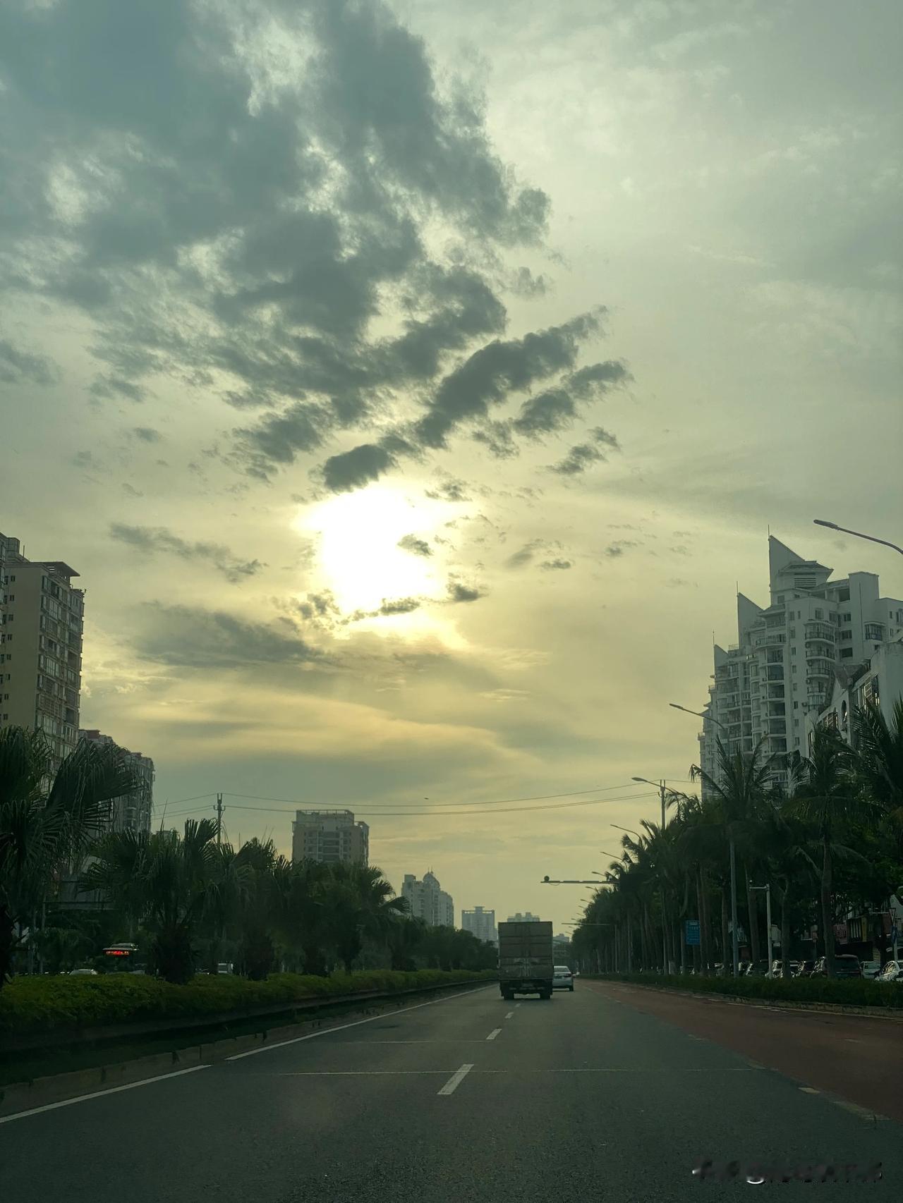 海口周末清晨，就是很闲静，阳光在云层里若隐若现，整个世界都很美好。