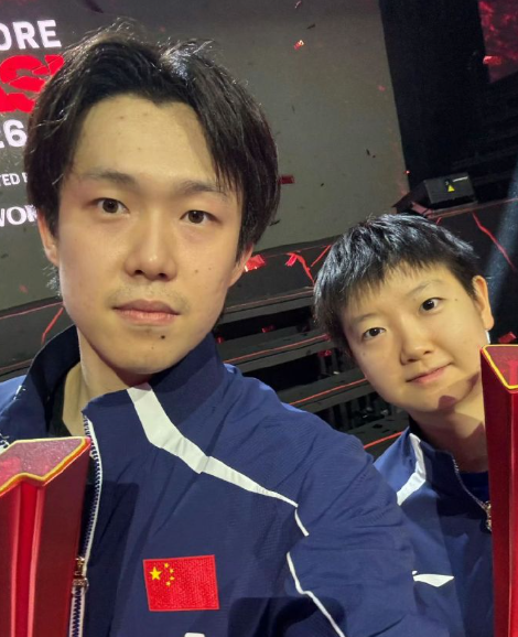 前一秒还在互怼打闹，氛围轻松又调皮，一看到镜头立刻同步端正微笑，默契度直接拉满。