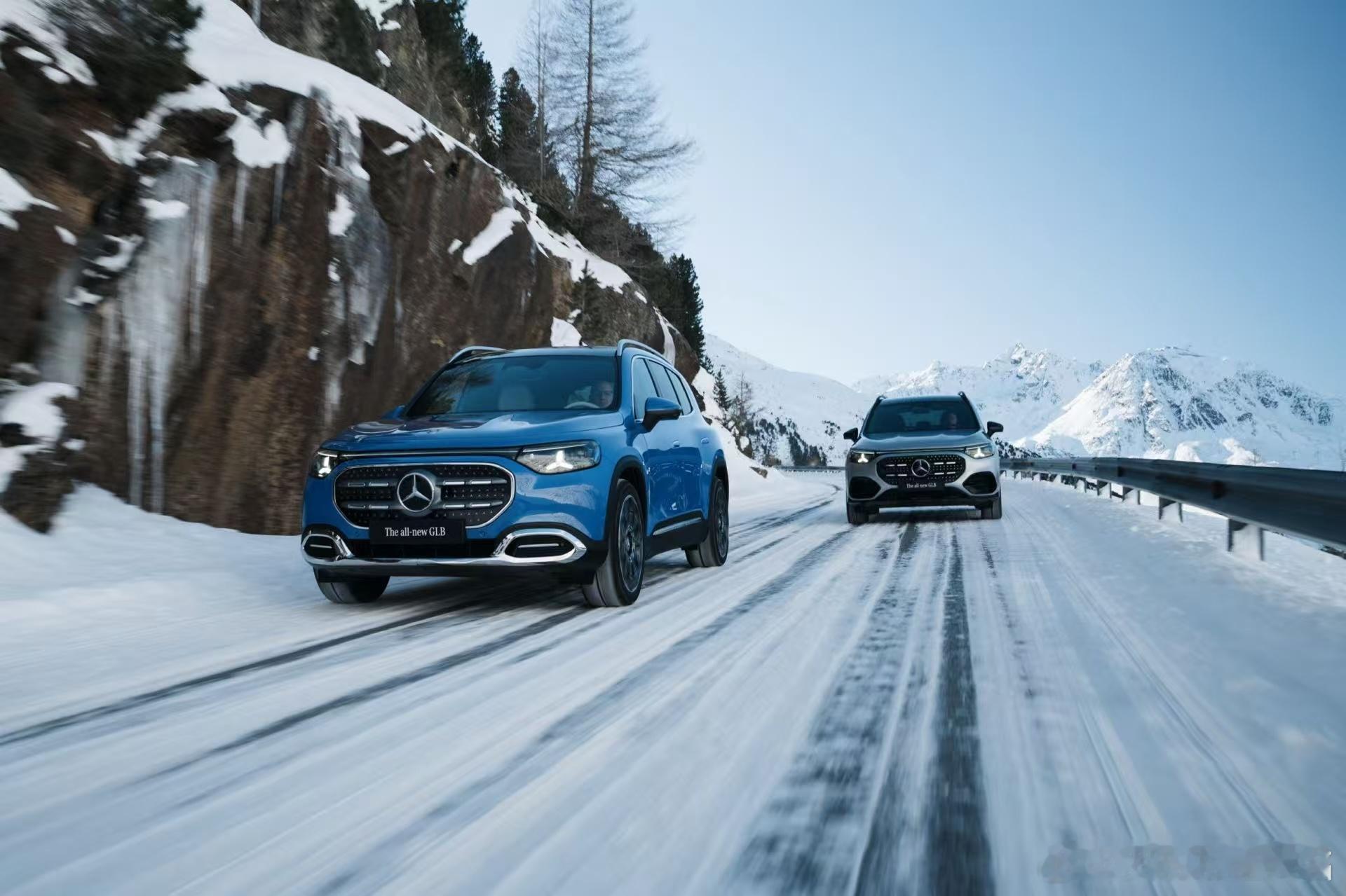 奔驰发布了全新一代GLB，动力形式有燃油和纯电。作为同级唯一提供“5+2”座布局