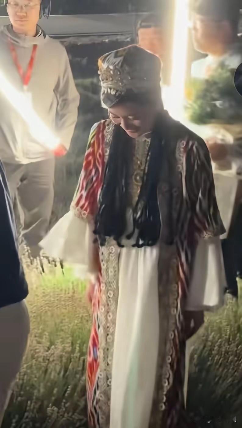 虽然中途下起了雨，但是直播结束后董宇辉、盼盼、董董还是不辞辛苦走向围挡边和现场的
