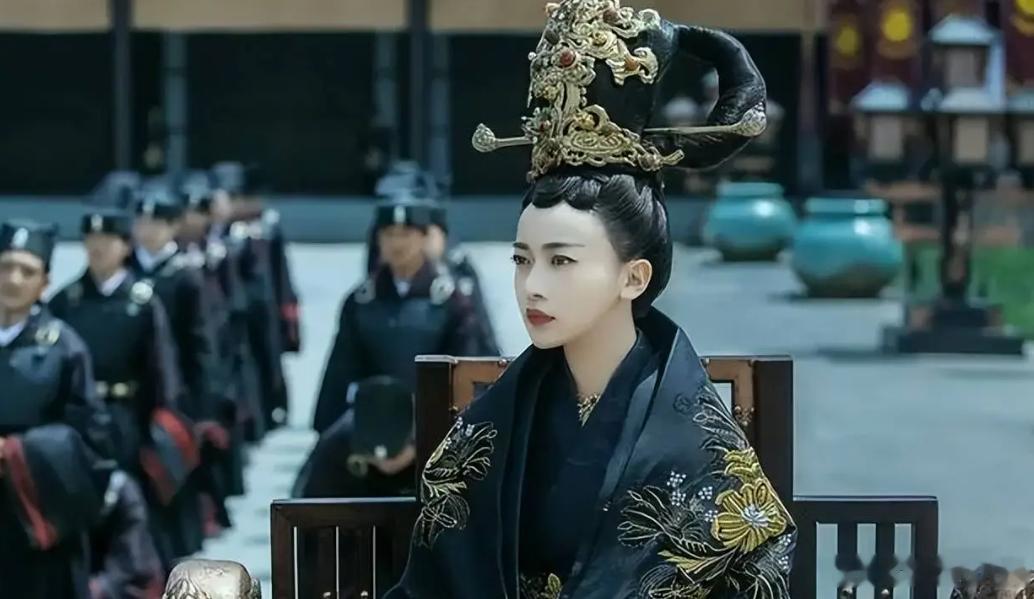 北魏正光年间，掌权的胡太后爱慕名将杨大眼之子杨白花，依仗权势逼迫对方相伴，杨白花