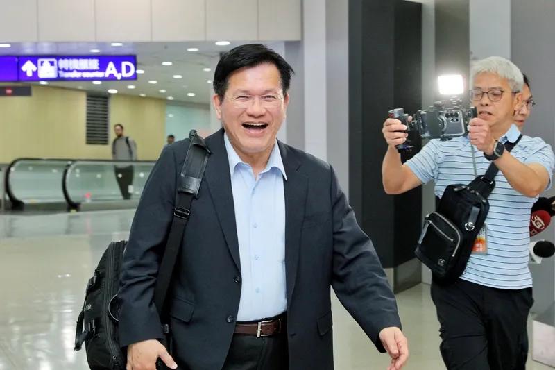 林佳龙结束窜访斯威士兰回到台湾，据报道，花费了将近1500万新台币，在斯威士兰停