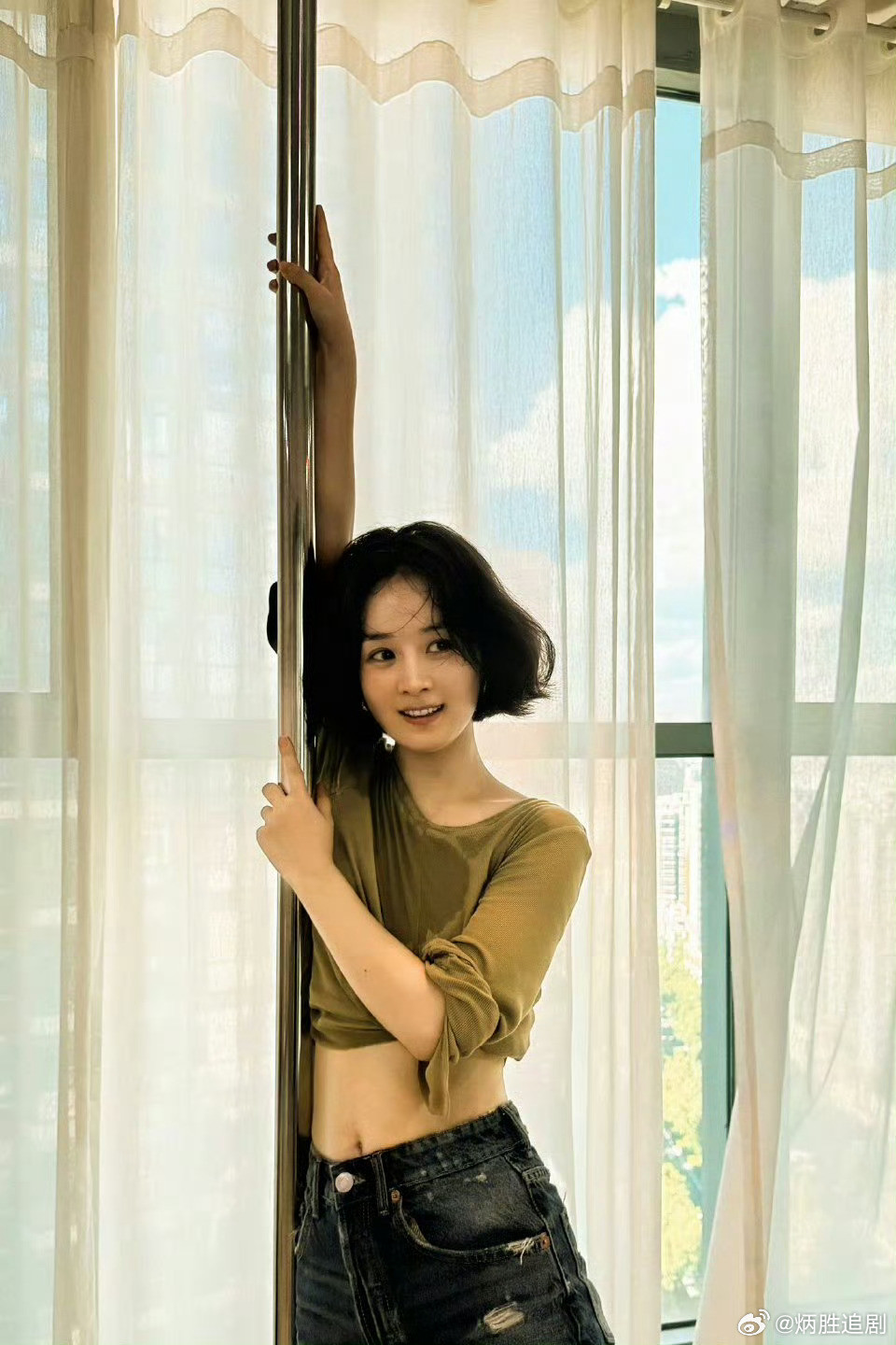 赵丽颖一年多前的高清素材，被网友发出来了。钢管舞你是专业的。