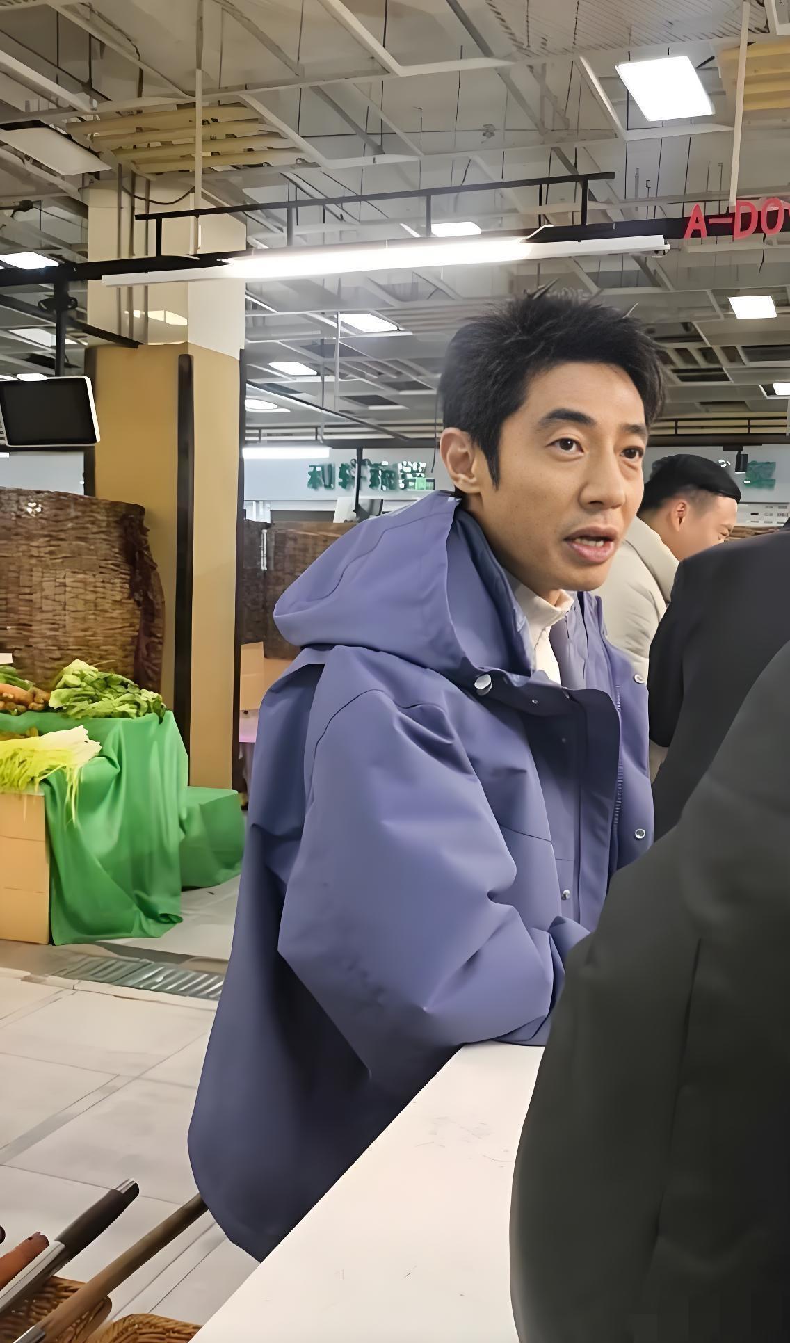 镜头中的撒贝宁发型利落，偶见白霜，朗目疏眉，眼袋明显，鼻子高挺，人中较长，法令纹