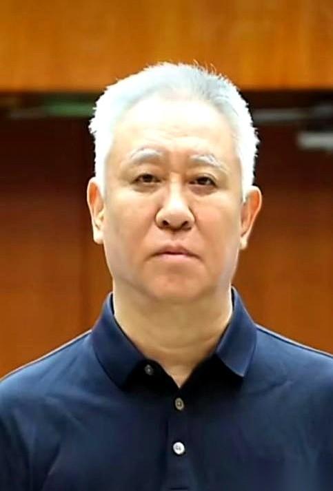 他，无期。俩儿子，也进去了，一个18年起步。老婆，跑了，但钱被冻住了。一家