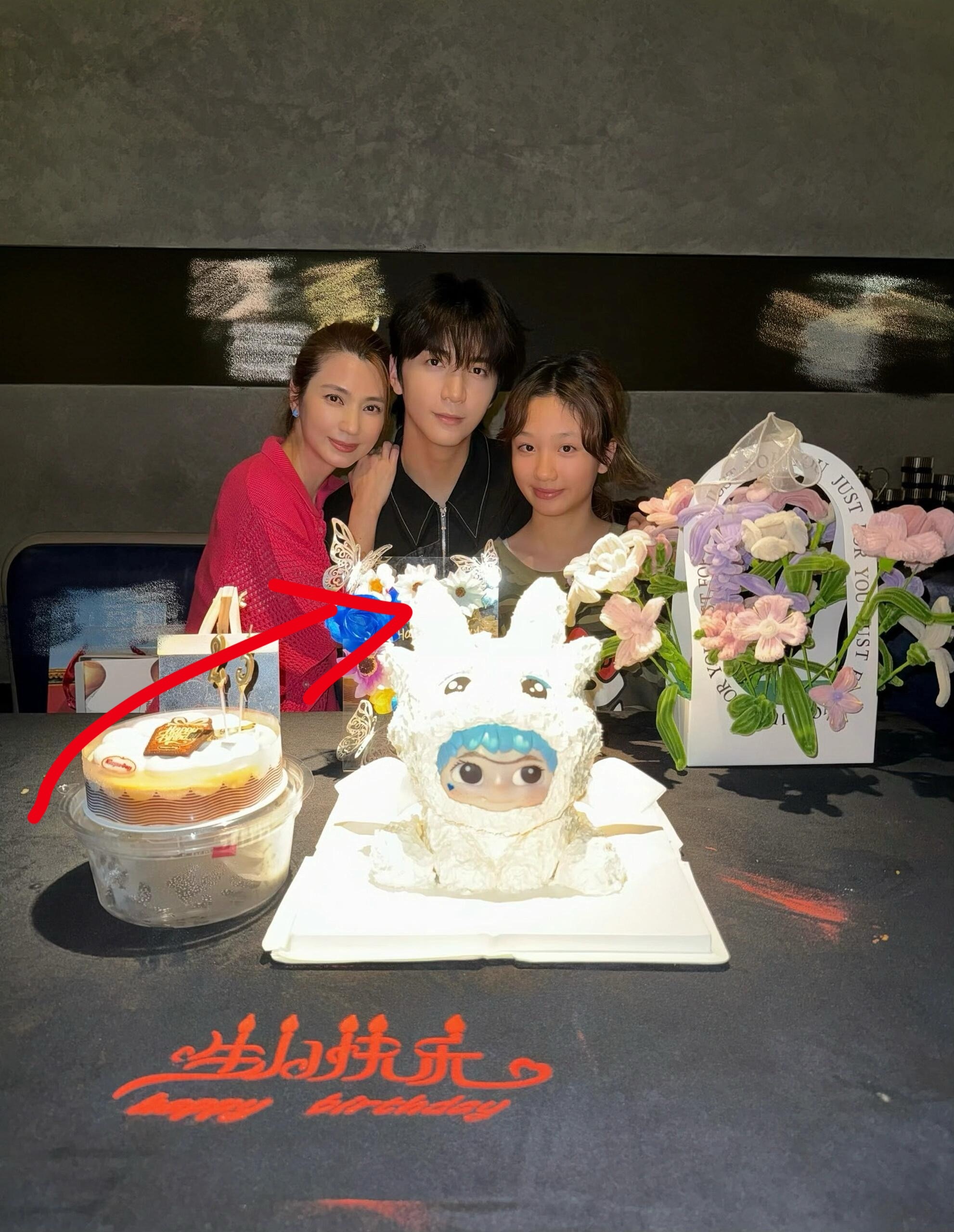 洪欣为儿子庆生，看不出来像莫少聪完全像妈妈​​​